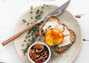 Bruschettas pêches marinées au RinQuinQuin et chèvre frais