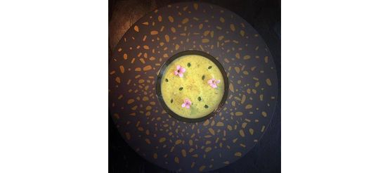 Velouté de courgettes de Grans à la Farigoule de Forcalquier, fleurs d'Oxalis et Thym par Frédéric Payan, Chef cuisinier (@lacuisinebyPayanFrederic)