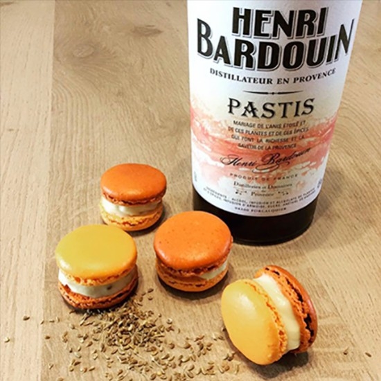 Macaroons in the Pastis Henri Bardouin by Cécile Millet of @mysteretmacarons