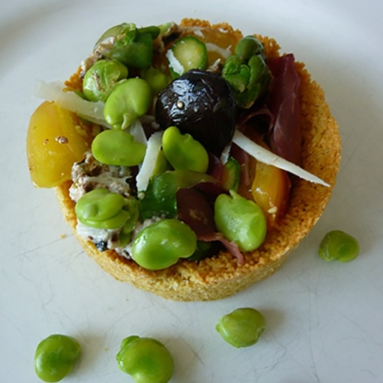 Tartelettes au Banon et légumes de printemps avec ses fèves macérées au RQQ