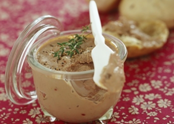 Chicken liver mousse with currants