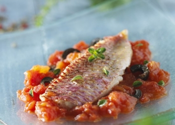 Red mullet on its bed of tomatoes in the Pastis Henri Bardouin