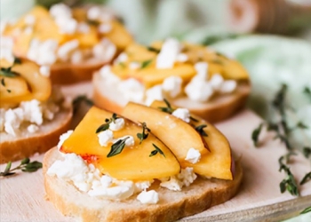 Bruschettas nectarines marinated in RinQuinQuin and Saint-Marcellin