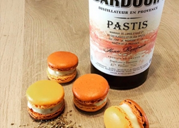 Macaroons in the Pastis Henri Bardouin by Cécile Millet of @mysteretmacarons