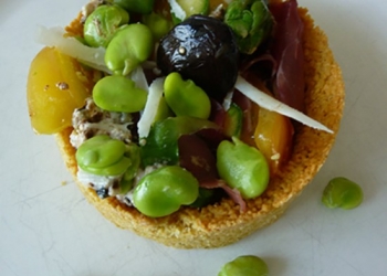 Tartelettes au Banon et légumes de printemps avec ses fèves macérées au RQQ