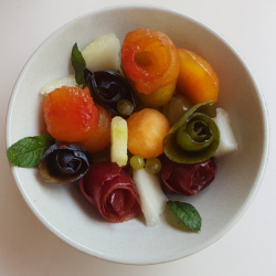 Melon with RinQuinQuin, yellow and red fruit roses
